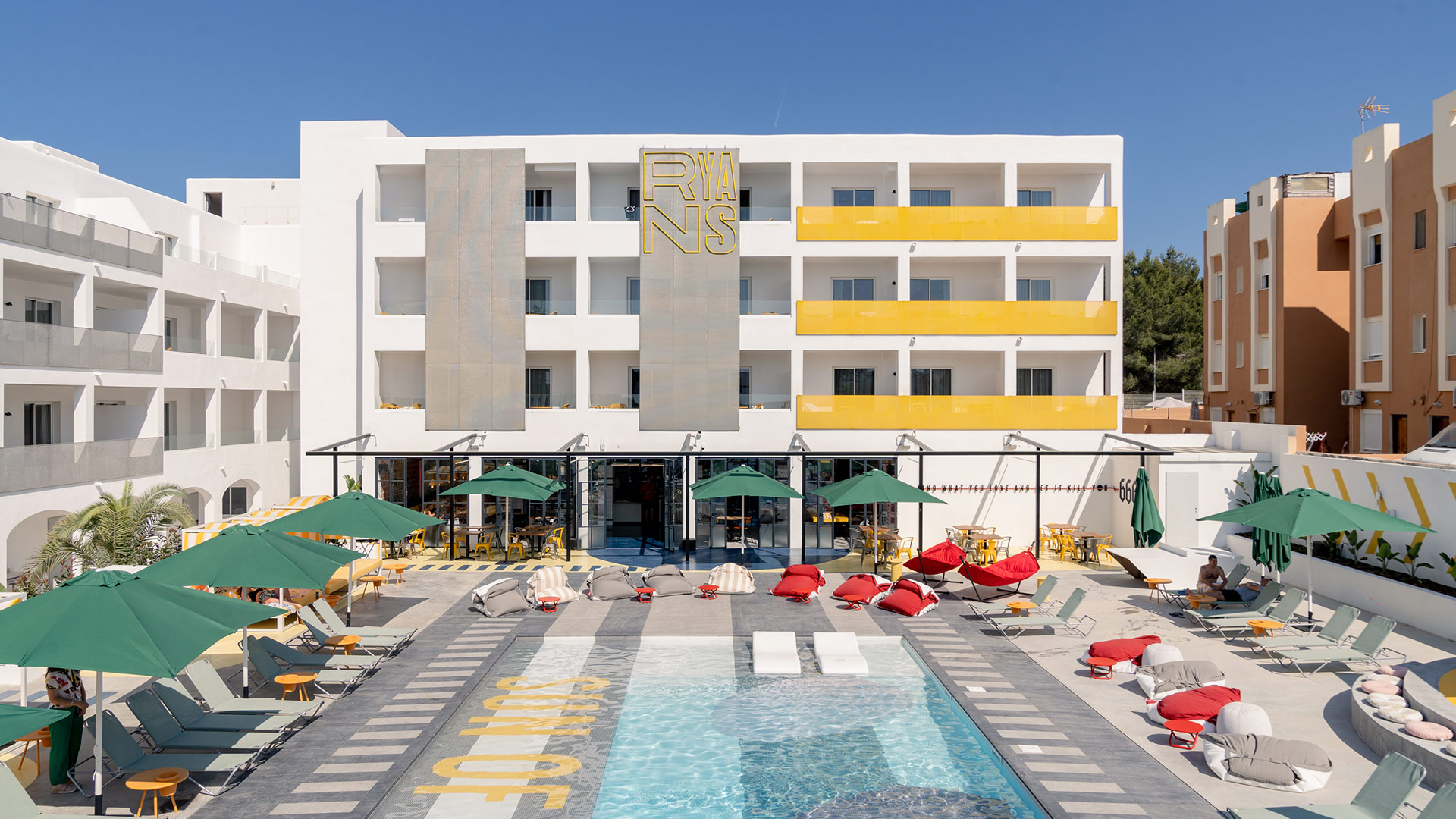 HOTEL RYANS LOLA'S